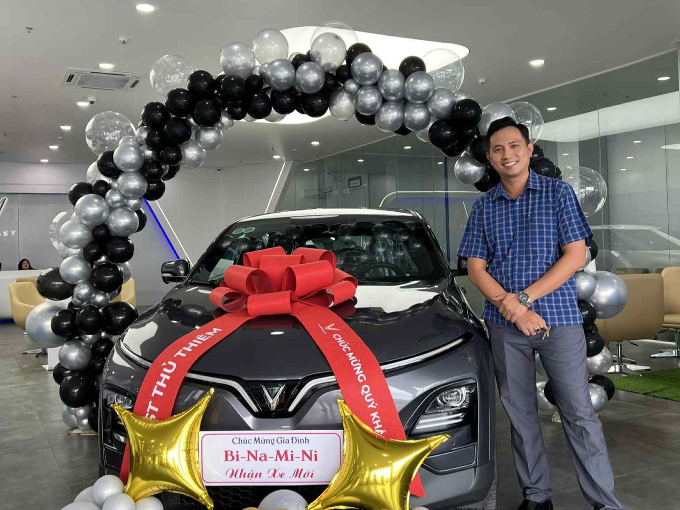 Anh Bùi Quý Long (TP.HCM) trong ngày nhận bàn giao chiếc VinFast VF 6. Anh Bùi Quý Long (TP.HCM) trong ngày nhận bàn giao chiếc VinFast VF 6.