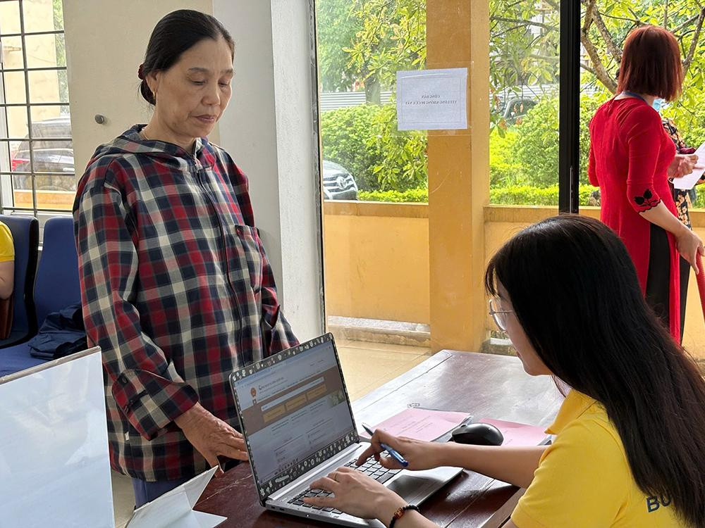 Nhân viên Bưu điện tỉnh Thanh Hóa hỗ trợ người dân thực hiện TTHC tại Trung tâm phục vụ Hành chính công xã Lưu Vệ mới (hợp nhất của xã Quảng Định, xã Quảng Đức và thị trấn Tân Phong)