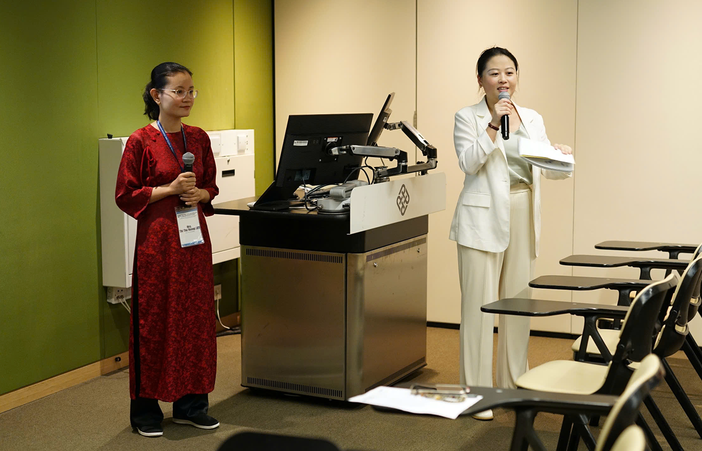 ThS. Lưu Thị Thu Hương (áo dài đỏ) - Q. Trưởng Khoa Quản lý-Kinh tế Việt Mỹ (PSU), ĐH Duy Tân tham luận và lắng nghe những chia sẻ của Hội đồng Chuyên môn ThS. Lưu Thị Thu Hương (áo dài đỏ) - Q. Trưởng Khoa Quản lý-Kinh tế Việt Mỹ (PSU), ĐH Duy Tân tham luận và lắng nghe những chia sẻ của Hội đồng Chuyên môn