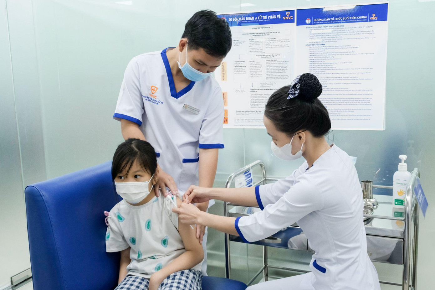 Chị Tâm cho con gái tiêm vắc xin não mô cầu thế hệ mới MenACYW tại Trung tâm tiêm chủng VNVC sáng 4/7. Ảnh: Mộc Thảo