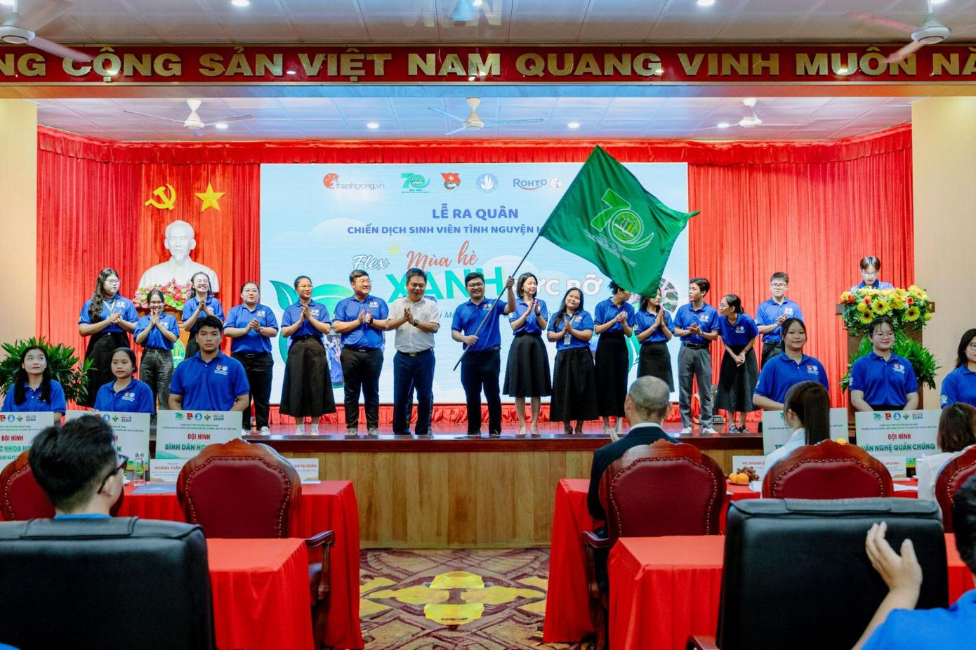 Ban tổ chức chương trình cùng các thanh niên tình nguyện trong buổi lễ ra quân, rạng rỡ tinh thần cống hiến.