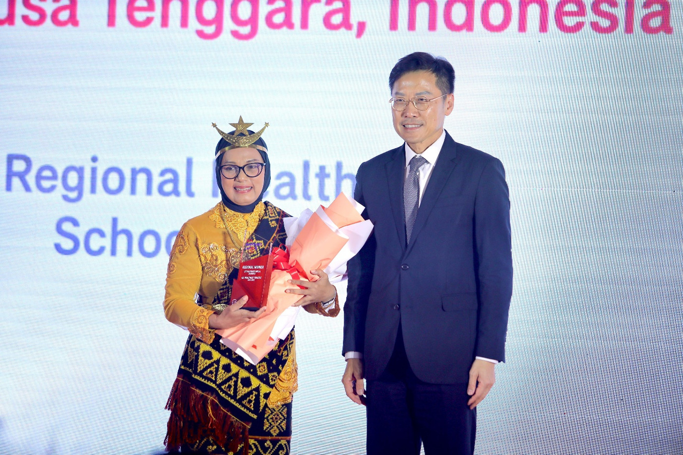 Ông Lee Yuan Siong, Chủ tịch kiêm Tổng Giám đốc Tập đoàn AIA, trao giải thưởng cho trường UPTD SD Negeri Papela (Indonesia)