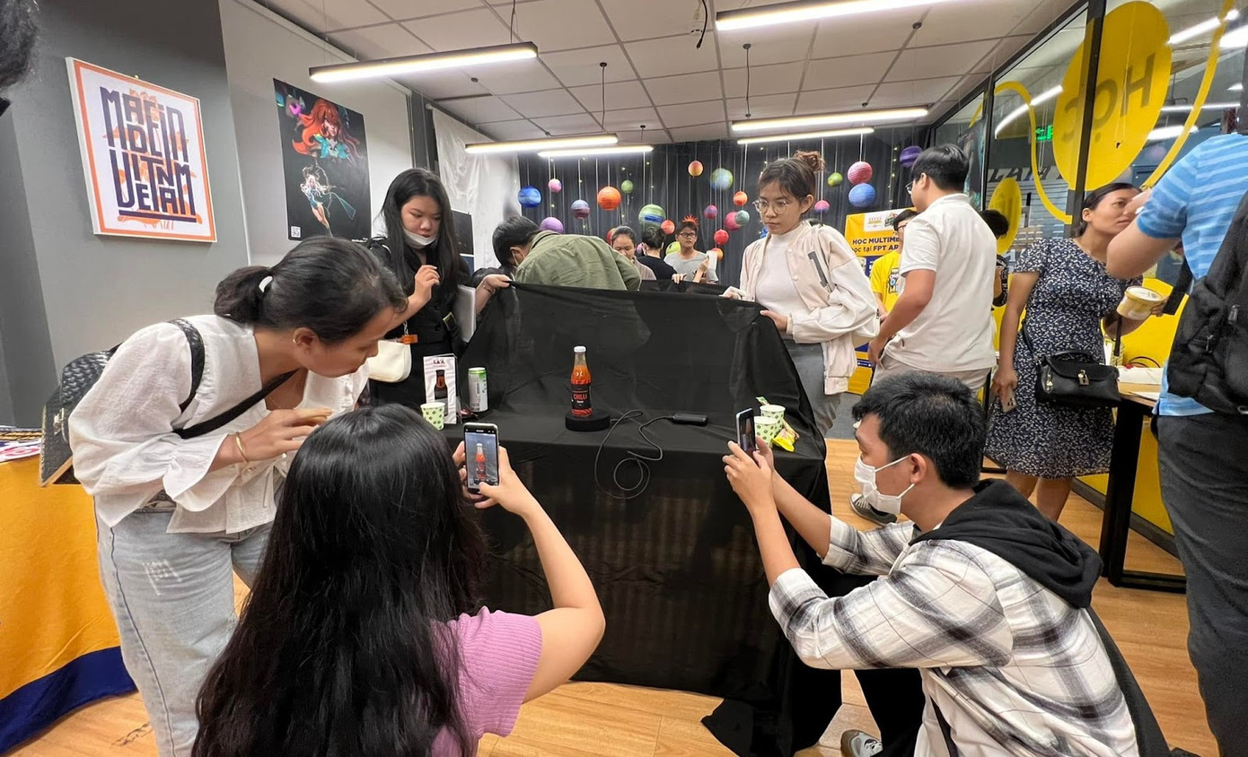 Trong kỳ 02 chương trình học Visual &amp; Digital Design (Thiết kế thị giác và đồ hoạ số) của FPT Arena Multimedia, sinh viên sẽ được học biên tập nội dung và thực hành sản xuất phim ngắn