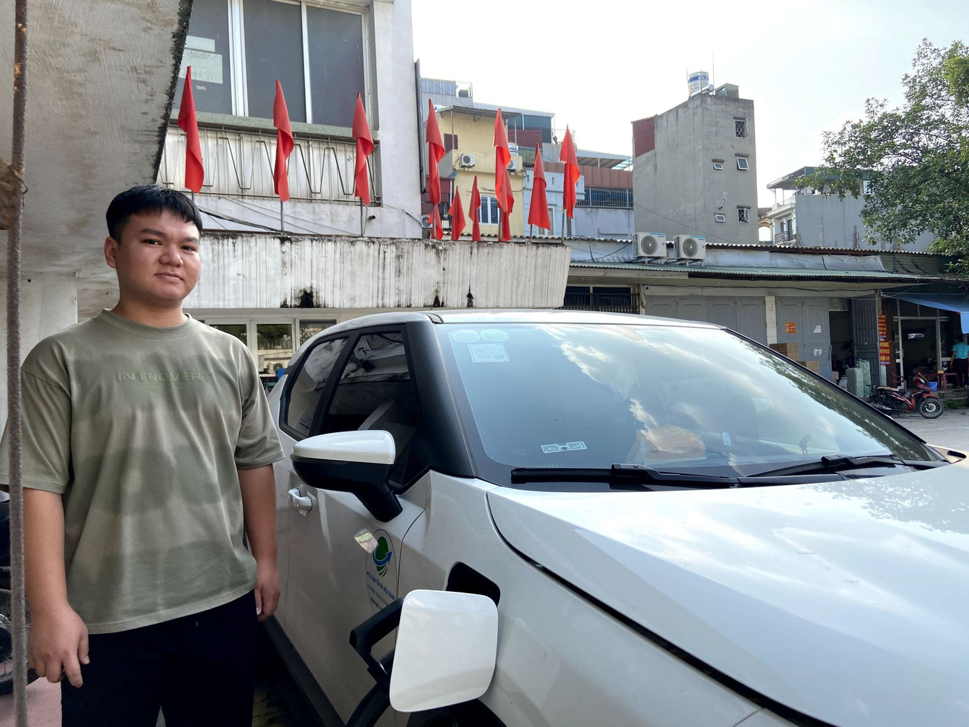 Anh Đỗ Tuấn Cường, tài xế Xanh SM Platform cho biết ngày càng yên tâm với hệ thống trạm sạc mở rộng liên tục của VinFast