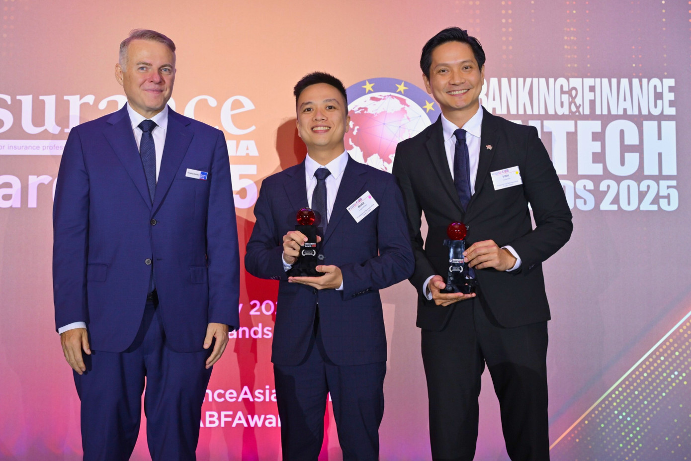 Ông Lương Thế Vinh - Giám đốc Sản phẩm Prudential Việt Nam (ngoài cùng bên phải) tại lễ trao giải Insurance Asia Awards 2025.