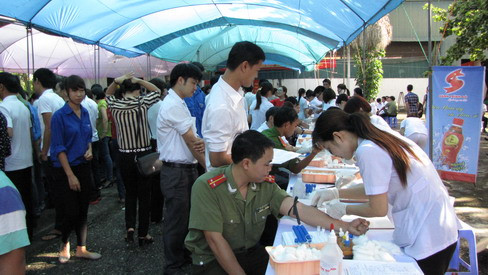 Đăng ký tham gia hiến máu trong Hành trình đỏ. Các chiến sĩ bộ đội Tây Bắc đăng ký tham gia hiến máu trong Hành trình đỏ