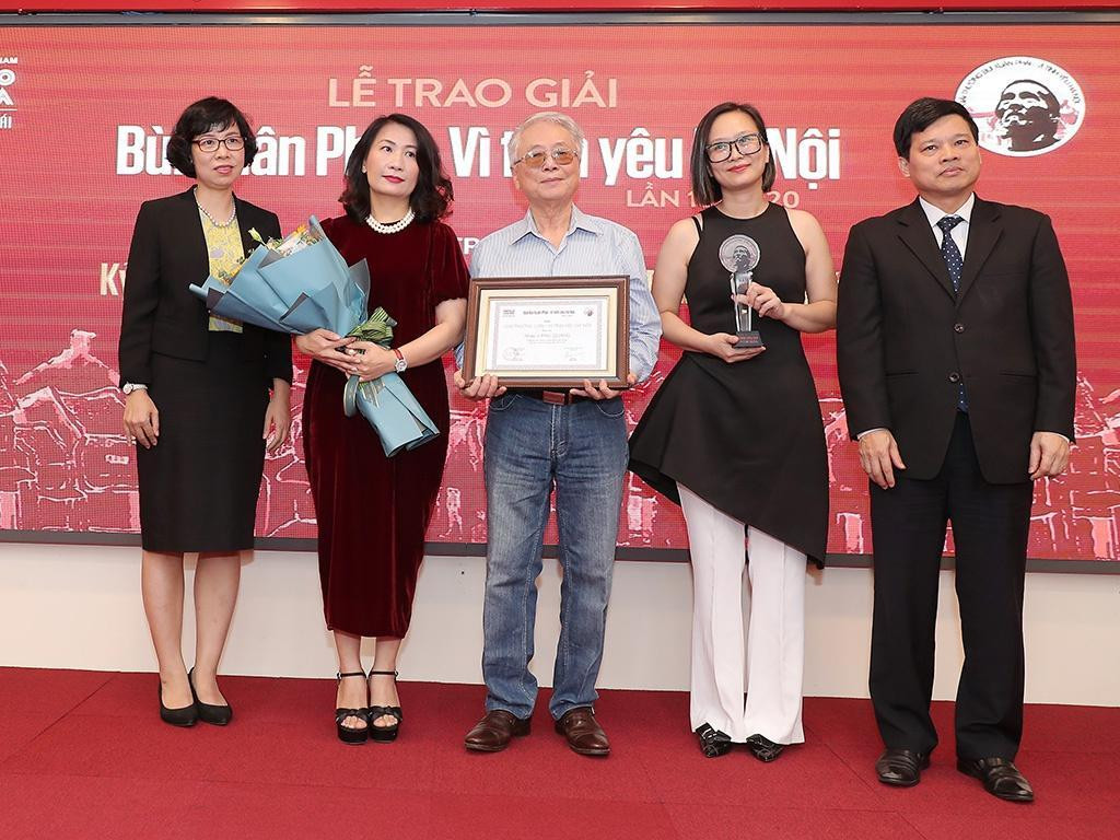 Chị Trịnh Anh Thư (ôm hoa), nhạc sĩ Phú Ân và con gái Trinh Hương nhận giải thưởng Bùi Xuân Phái thay nhạc sĩ Phú Quang. Chị Trịnh Anh Thư (ôm hoa), nhạc sĩ Phú Ân và con gái Trinh Hương nhận giải thưởng Bùi Xuân Phái thay nhạc sĩ Phú Quang.