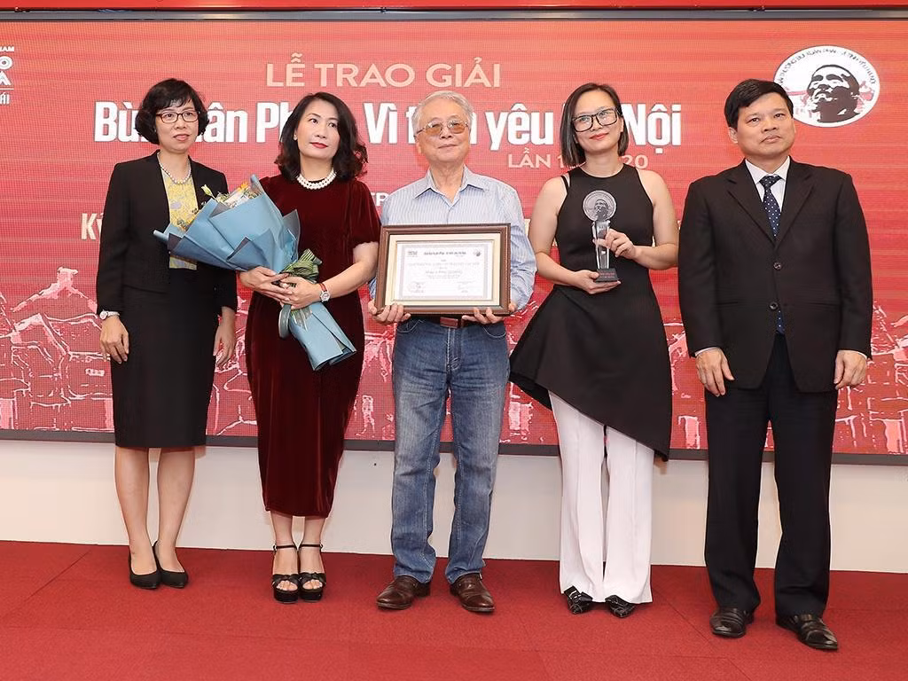 Chị Trịnh Anh Thư (ôm hoa), nhạc sĩ Phú Ân và con gái Trinh Hương nhận giải thưởng Bùi Xuân Phái thay nhạc sĩ Phú Quang. Chị Trịnh Anh Thư (ôm hoa), nhạc sĩ Phú Ân và con gái Trinh Hương nhận giải thưởng Bùi Xuân Phái thay nhạc sĩ Phú Quang.