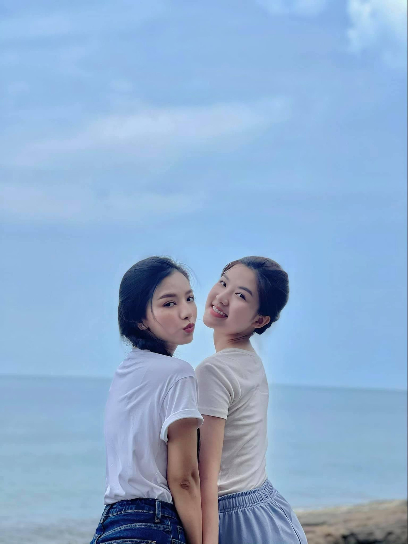 Hai cô gái khiến khán giả đồn đoán là có tình đồng giới