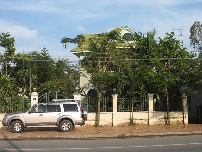 Ô tô của ông Lèo đậu trước biệt thự của ông xây trên đất hơn 20 năm qua bị tố cáo chiếm của ông Lâm Văn Tú. Ảnh: Sáu Nghệ