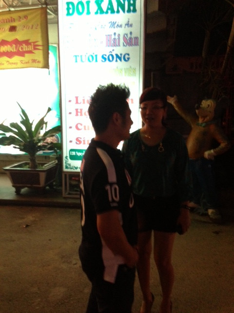 Bằng Kiều nói chuyện với cháu gái