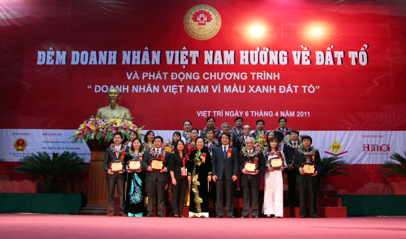 Phó Chủ tịch nước Nguyễn Thị Doan trao kỷ niệm chương của chương trình cho các doạnh nhân