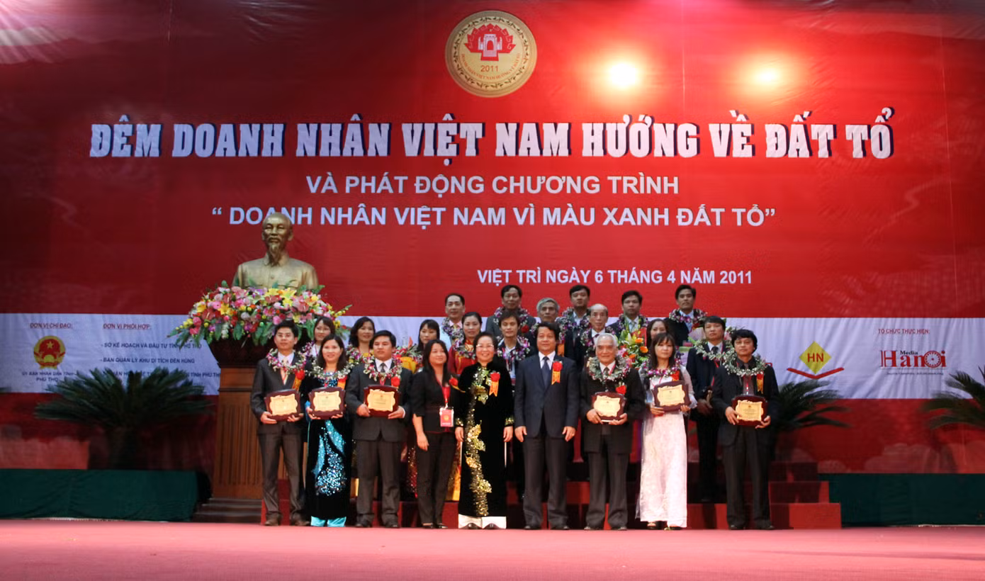 Phó Chủ tịch nước Nguyễn Thị Doan trao kỷ niệm chương của chương trình cho các doạnh nhân