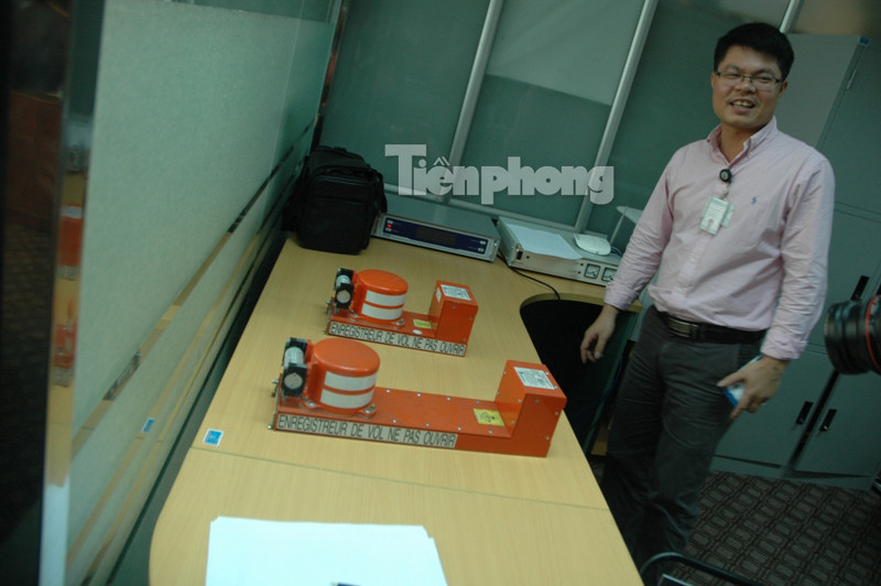 Anh Mai Mạnh Hùng, chuyên viên Phòng Tiêu chuẩn an toàn bay, Cục Hàng không Việt Nam bên hai hộp đen được lấy từ máy bay ATR 72 bị rơi lốp