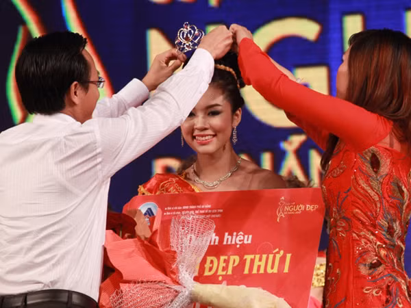 Ông Nguyễn Xuân Anh, Phó Chủ tịch UBND TP Đà Nẵng trao vương miện cho Xuân Trang. Ảnh: nguyễn huy