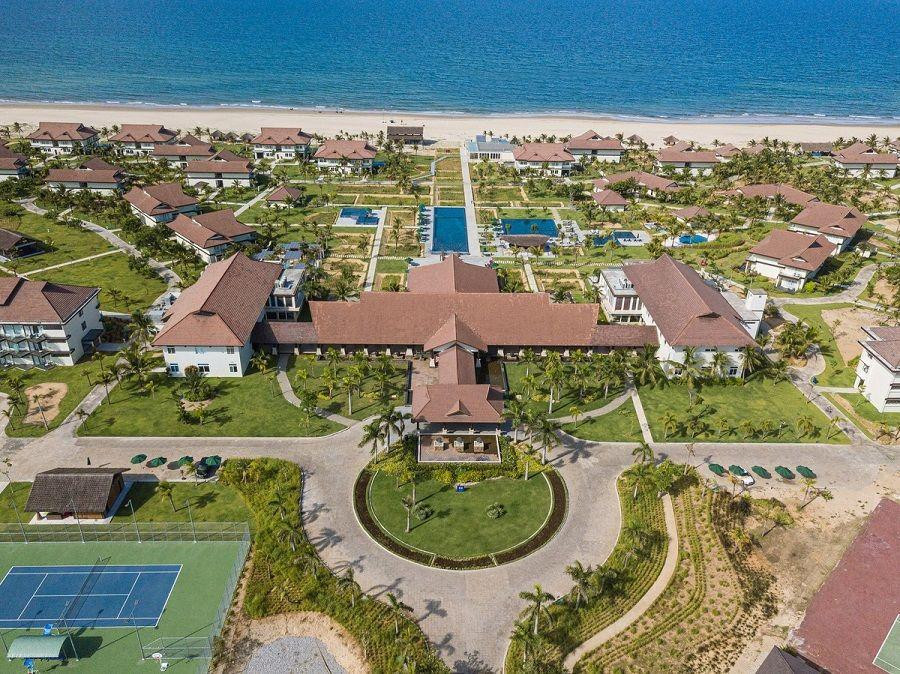 TUI BLUE Nam Hội An tọa lạc trên bãi biển Tam Tiến nguyên sơ và thơ mộng. Khu nghỉ dưỡng bao gồm 318 phòng với tổng diện tích hơn 25 ha.