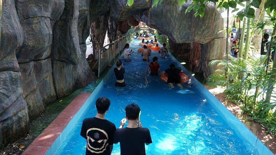 Các bạn trẻ thích thú với các trò chơi dưới nước. Các bạn trẻ thích thú với các trò chơi dưới nước.