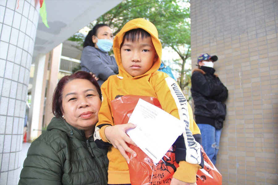 Phần quà Tết là sự sẻ chia, động viên các em học sinh và gia đình vượt qua khó khăn. Ảnh: Thanh Trần.