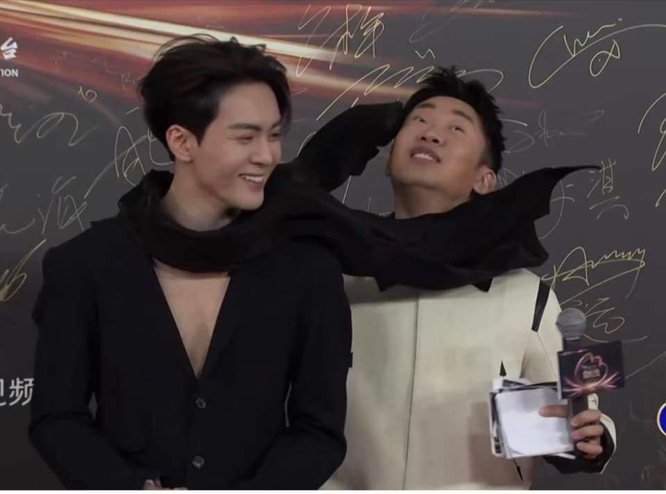 Tăng Thuấn Hy còn "sơ hở là tiểu phẩm" với chiếc khăn. Các fan nói vui: Người đi thảm đỏ nhưng khăn mới là điểm nhấn. Tăng Thuấn Hy còn "sơ hở là tiểu phẩm" với chiếc khăn. Các fan nói vui: Người đi thảm đỏ nhưng khăn mới là điểm nhấn.