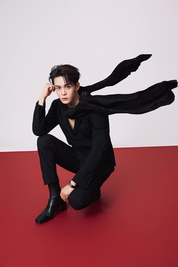 Các fan đều nghĩ rằng để tạo nên những bức ảnh tuyệt đẹp như vậy, hẳn đã có staff đứng hất khăn, canh góc cho Tăng Thuấn Hy. Các fan đều nghĩ rằng để tạo nên những bức ảnh tuyệt đẹp như vậy, hẳn đã có staff đứng hất khăn, canh góc cho Tăng Thuấn Hy.