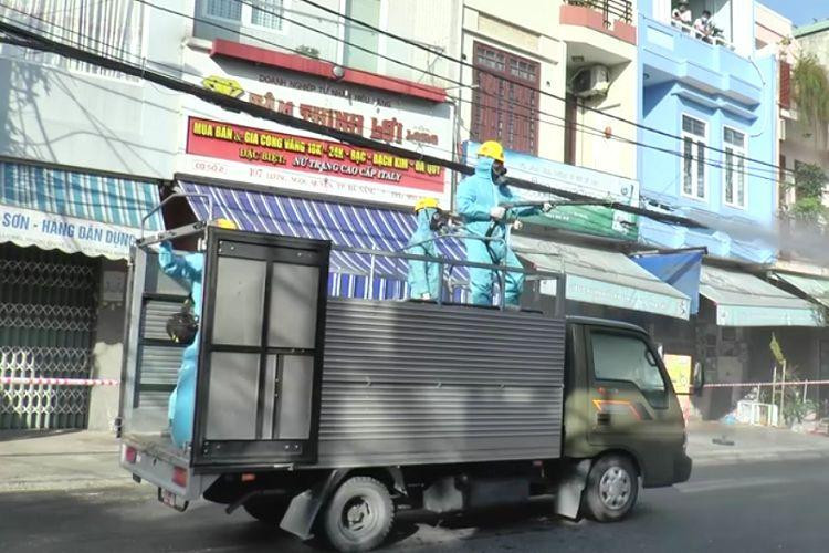 Đà Nẵng tiến hành phun khử khuẩn một số khu vực có nguy cơ lây nhiễm COVID-19. Đà Nẵng tiến hành phun khử khuẩn một số khu vực có nguy cơ lây nhiễm COVID-19.