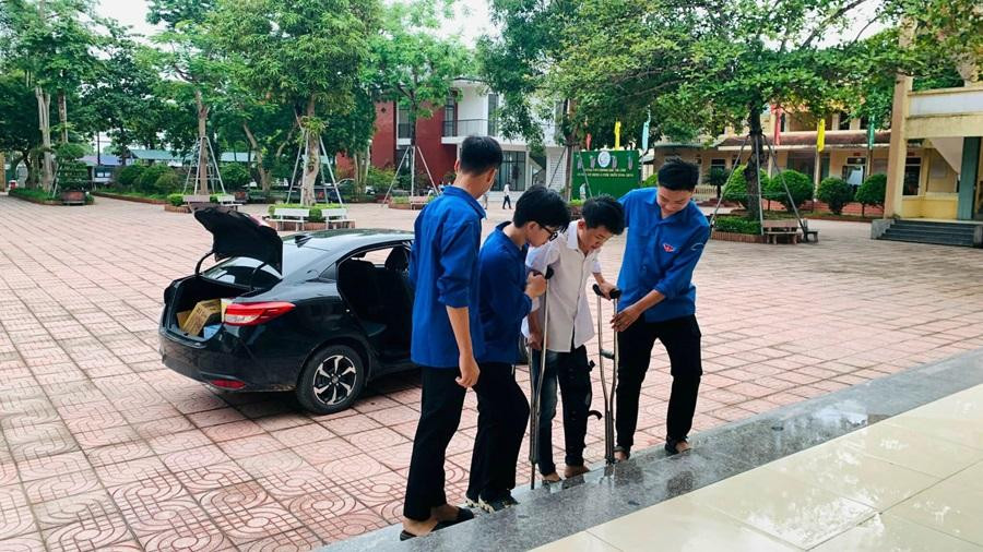 Các tình nguyện viên áo xanh là “đôi chân” đưa đón các thí sinh chẳng may gặp sự cố đến phòng thi an toàn và đúng giờ. Ảnh: Fanpage Tỉnh đoàn Hà Tĩnh