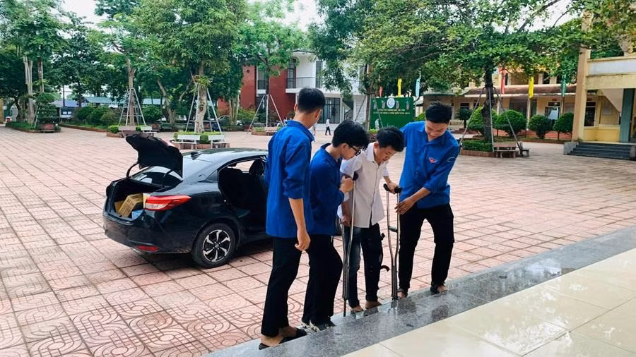Các tình nguyện viên áo xanh là “đôi chân” đưa đón các thí sinh chẳng may gặp sự cố đến phòng thi an toàn và đúng giờ. Ảnh: Fanpage Tỉnh đoàn Hà Tĩnh