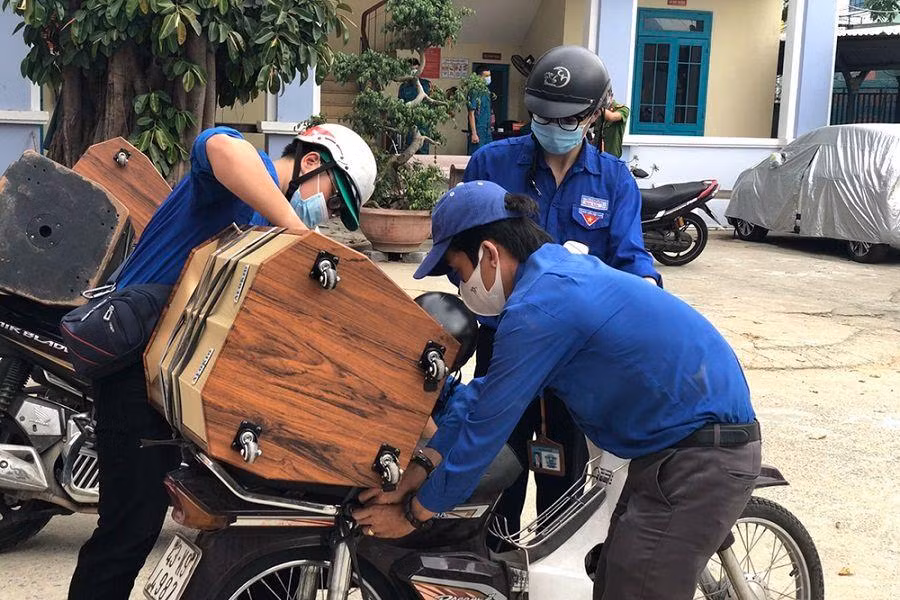 Các bạn Đoàn viên phường An Khê chuẩn bị chạy xe tuyên truyền. (Ảnh: danang.gov.vn)