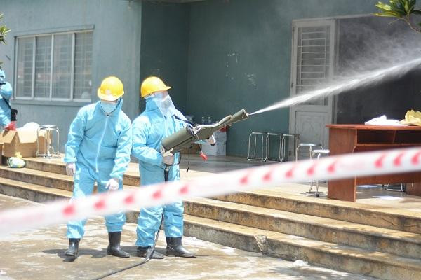 Lực lượng y tế tiến hành phun khử khuẩn toàn bộ chung cư 12T3. (Ảnh: danang.gov.vn) Lực lượng y tế tiến hành phun khử khuẩn toàn bộ chung cư 12T3. (Ảnh: danang.gov.vn)