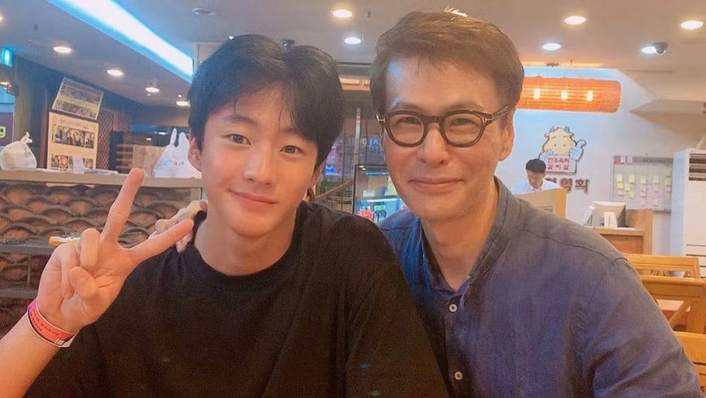 Lee Chan Young là con trai lớn của nhạc sĩ Yoon Sang. Lee Chan Young là con trai lớn của nhạc sĩ Yoon Sang.