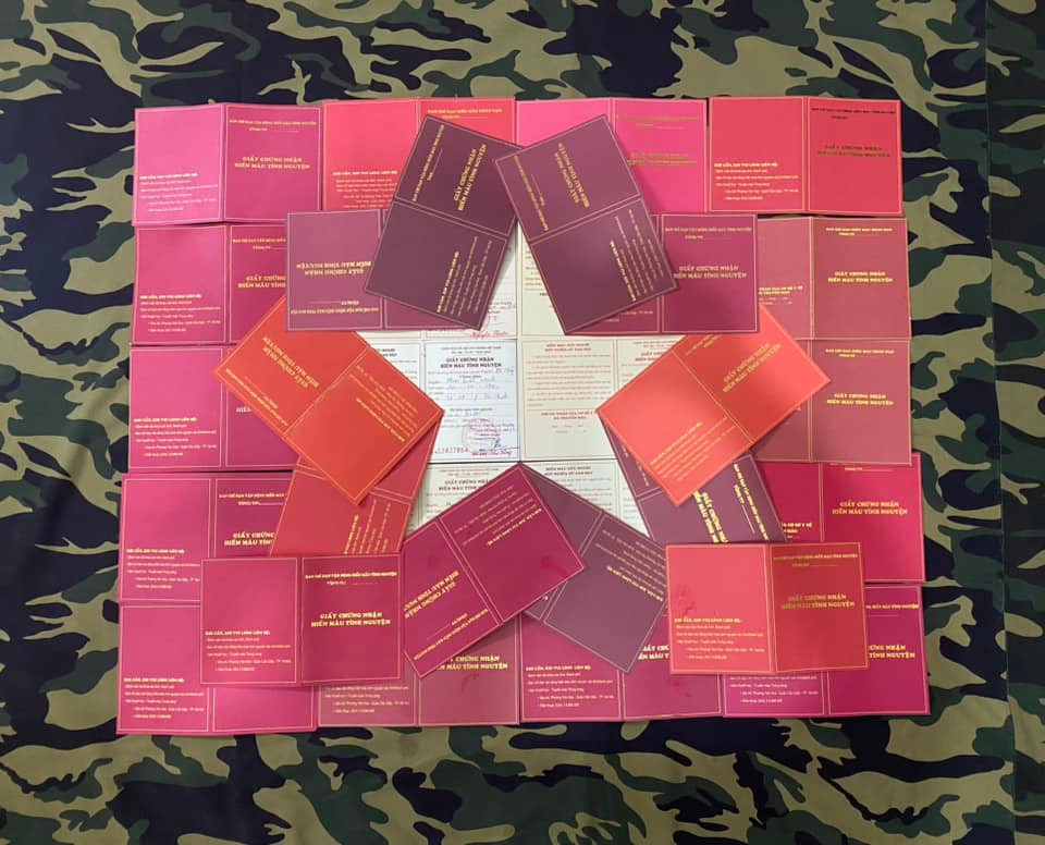 Lá cờ này được "vẽ" nên từ 30 tấm giấy chứng nhận hiến máu tình nguyện được cất giữ trong 15 năm. Ảnh: Phạm Quốc Mạnh Lá cờ này được "vẽ" nên từ 30 tấm giấy chứng nhận hiến máu tình nguyện được cất giữ trong 15 năm. Ảnh: Phạm Quốc Mạnh