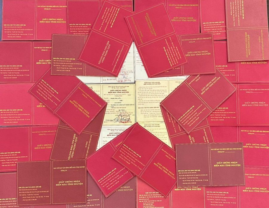 Trong lúc dọn dẹp lại tủ cá nhân, Thiếu tá Phạm Văn Hiếu đã nảy ra ý tưởng xếp cờ Tổ quốc bằng 26 giấy chứng nhận hiến máu tình nguyện của mình. Giấy chứng nhận hiến máu một mặt nền đỏ, chữ vàng lấp lánh nên khá hợp tạo thành lá cờ. Anh đã mất tầm 30 phút để tạo nên lá Quốc kỳ ấn tượng này. Ảnh: Bộ Công an Trong lúc dọn dẹp lại tủ cá nhân, Thiếu tá Phạm Văn Hiếu đã nảy ra ý tưởng xếp cờ Tổ quốc bằng 26 giấy chứng nhận hiến máu tình nguyện của mình. Giấy chứng nhận hiến máu một mặt nền đỏ, chữ vàng lấp lánh nên khá hợp tạo thành lá cờ. Anh đã mất tầm 30 phút để tạo nên lá Quốc kỳ ấn tượng này. Ảnh: Bộ Công an