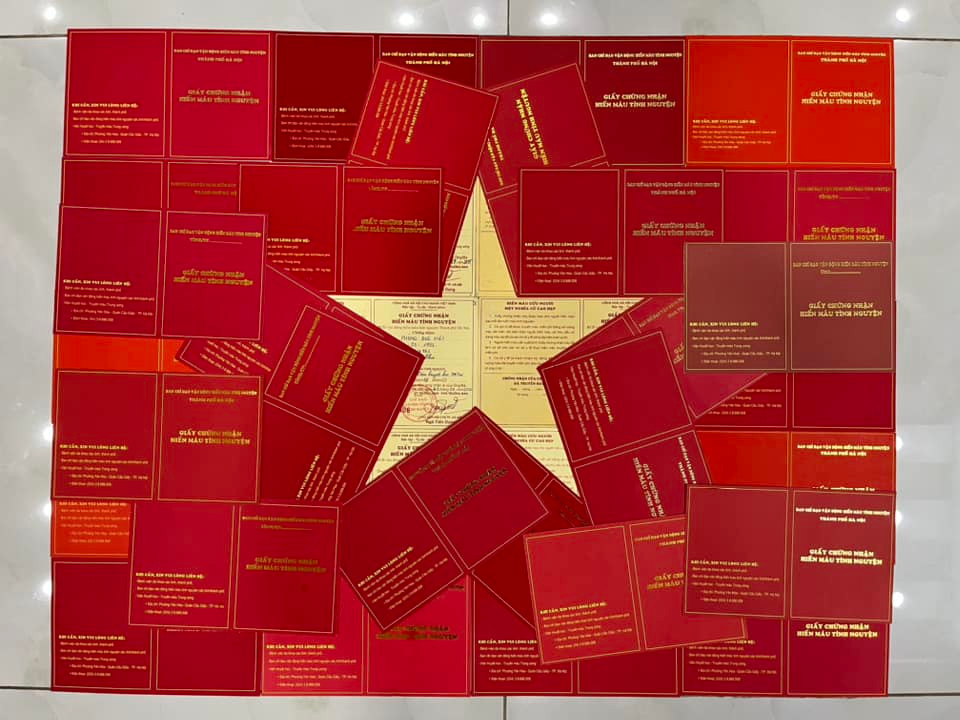 36 tấm giấy chứng nhận hiến máu làm nên tấm Quốc kỳ trọn vẹn. Ảnh: Đức Việt Phùng 36 tấm giấy chứng nhận hiến máu làm nên tấm Quốc kỳ trọn vẹn. Ảnh: Đức Việt Phùng