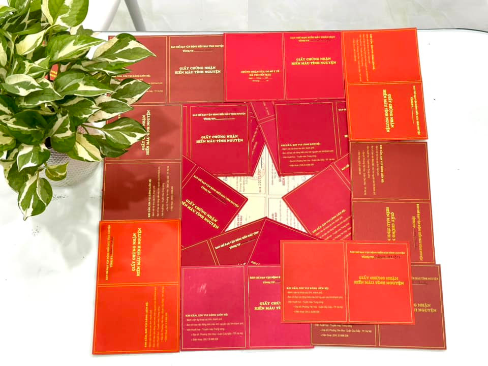 20 tấm giấy chứng nhận hiến máu cũng đủ tạo nên lá cờ Tổ quốc ý nghĩa. Ảnh: Hoàng Quyên 20 tấm giấy chứng nhận hiến máu cũng đủ tạo nên lá cờ Tổ quốc ý nghĩa. Ảnh: Hoàng Quyên
