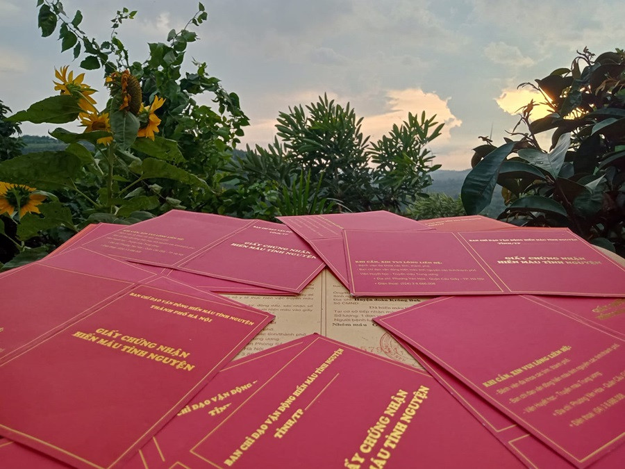 Lá cờ Tổ quốc đến từ Krông Búk, Đăk Lăk được "vẽ" nên từ hơn 20 giấy chứng nhận hiến máu. Ảnh: Vũ MInh Cường Lá cờ Tổ quốc đến từ Krông Búk, Đăk Lăk được "vẽ" nên từ hơn 20 giấy chứng nhận hiến máu. Ảnh: Vũ MInh Cường