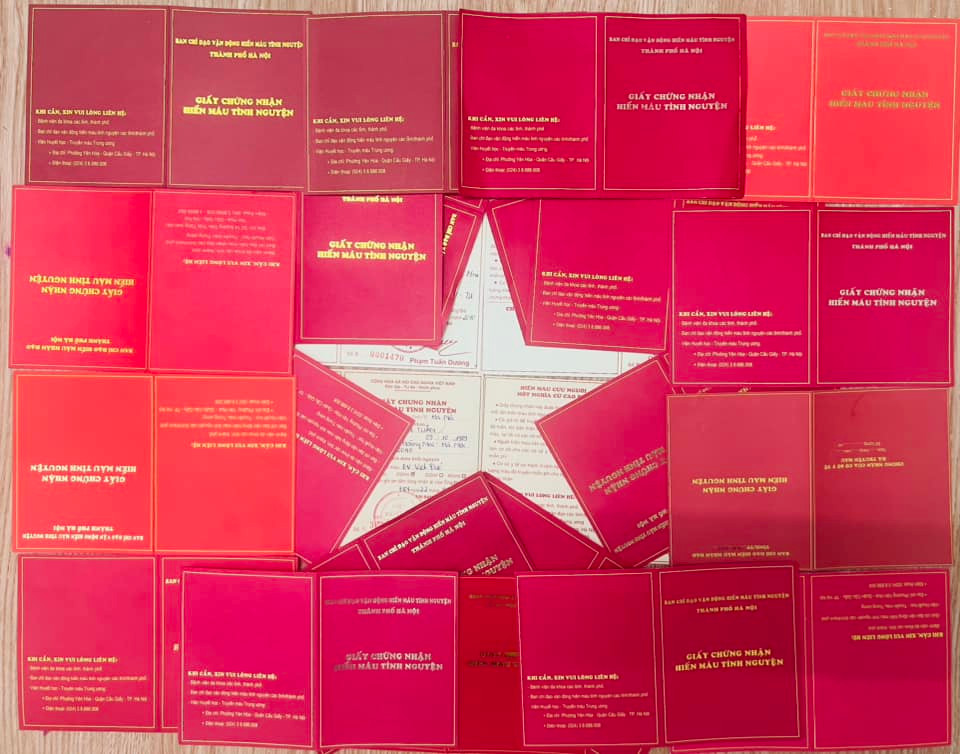 Lá Quốc kỳ được "vẽ" bằng 28 tấm giấy chứng nhận hiến máu tình nguyện của bạn Nguyễn Thanh Vân. Lá Quốc kỳ được "vẽ" bằng 28 tấm giấy chứng nhận hiến máu tình nguyện của bạn Nguyễn Thanh Vân.