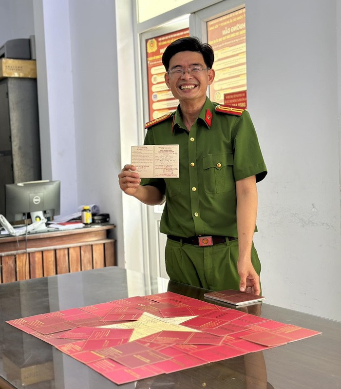 Thiếu tá Phạm Văn Hiếu bên lá cờ Tổ quốc đặc biệt của mình. Ảnh: Bộ Công an Thiếu tá Phạm Văn Hiếu bên lá cờ Tổ quốc đặc biệt của mình. Ảnh: Bộ Công an