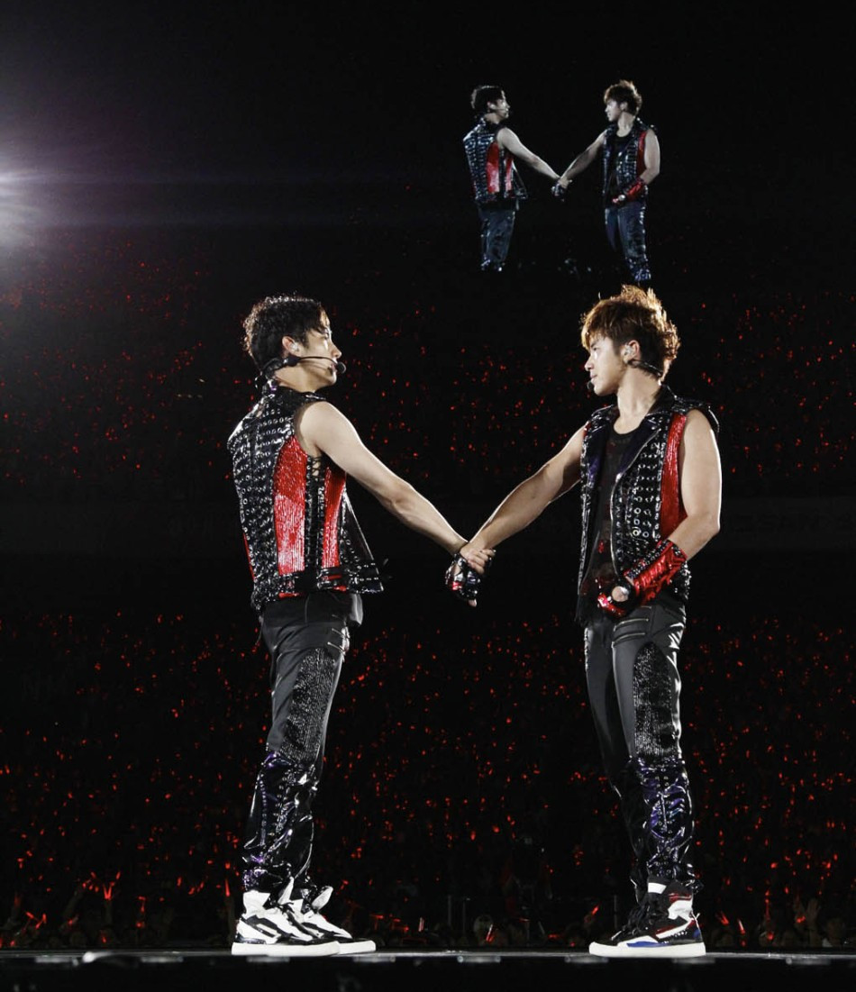 Conert tại SVĐ Nissan năm 2013. Đối với khán giả xứ Mặt Trời mọc, TVXQ! được xem là một nhóm nhạc Nhật chứ không đơn giản chỉ là nhóm nhạc Hàn hoạt động tại Nhật. Conert tại SVĐ Nissan năm 2013. Đối với khán giả xứ Mặt Trời mọc, TVXQ! được xem là một nhóm nhạc Nhật chứ không đơn giản chỉ là nhóm nhạc Hàn hoạt động tại Nhật.