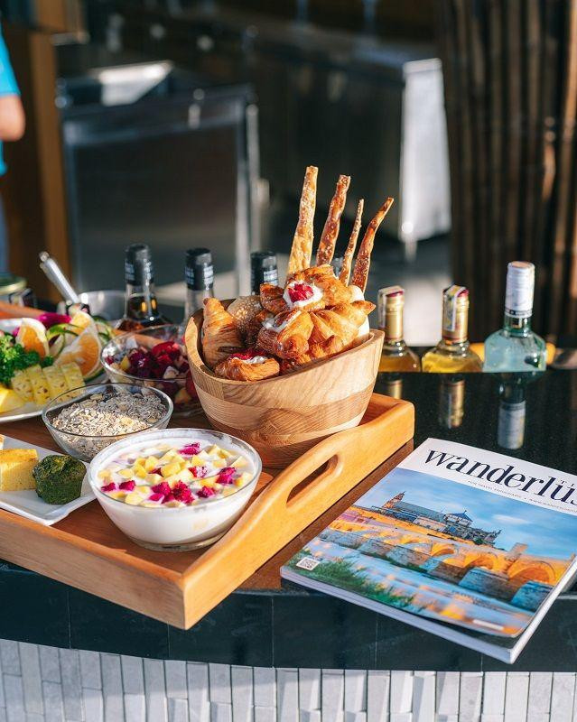 6 nhà hàng và quầy bar phục vụ ẩm thực châu Á và quốc tế đặc sắc.