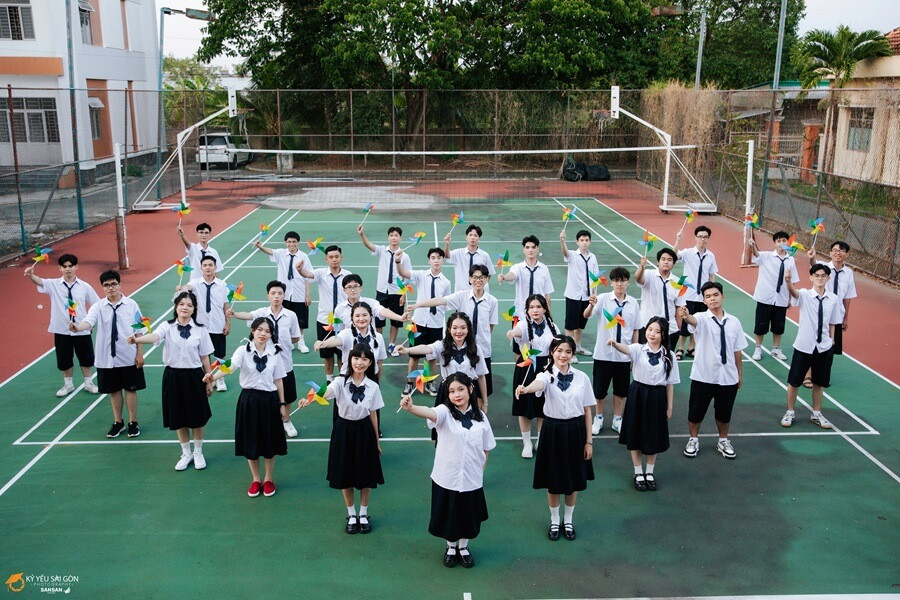 Tấm hình đầy đủ gương mặt các thành viên của tập thể lớp 12 Toán - Tin (THPT chuyên Bến tre) được bạn Văn Ngoan chia sẻ trên tài khoản mạng xã hội của mình.