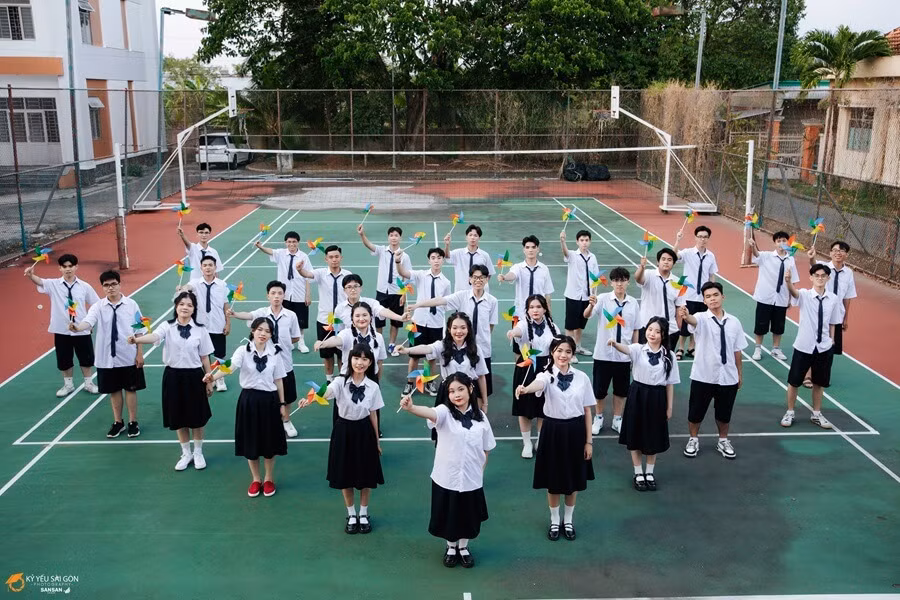 Tấm hình đầy đủ gương mặt các thành viên của tập thể lớp 12 Toán - Tin (THPT chuyên Bến tre) được bạn Văn Ngoan chia sẻ trên tài khoản mạng xã hội của mình.