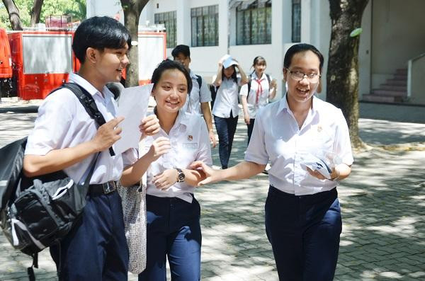 Teen vui vẻ khi kết thúc kỳ thi tuyển sinh vào lớp 10 năm học 2020 - 2021. (Ảnh: danang.gov.vn)