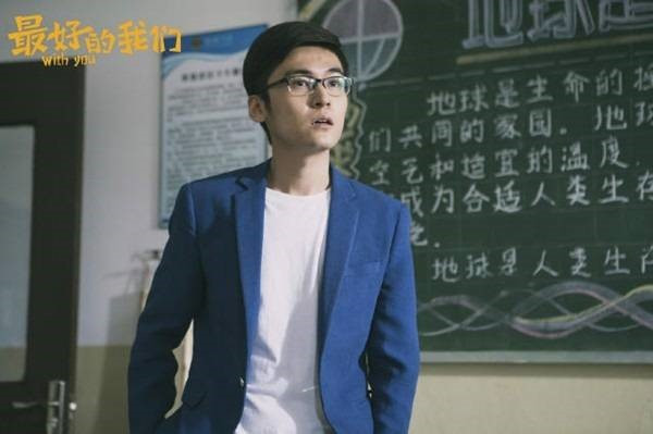 Hình ảnh của thầy luôn xuất hiện với phông nền học sinh bị phạt, phạt từ lớp 2 tới lớp 5. Hình ảnh của thầy luôn xuất hiện với phông nền học sinh bị phạt, phạt từ lớp 2 tới lớp 5.