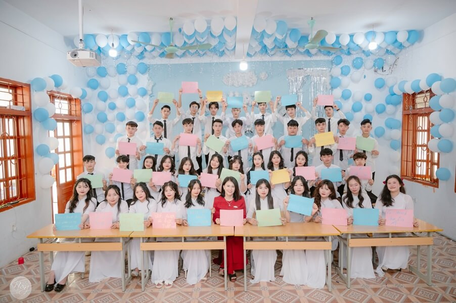 Trên facebook của mình, Vừ Thị Hà, học sinh lớp 12A8, Trường THPT Chiềng Sinh, Sơn La cũng chia sẻ những bức ảnh kỷ yếu đẹp của lớp mình.