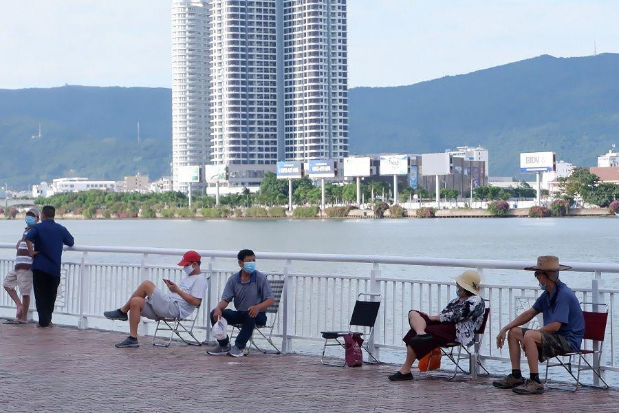 Sau hơn 20 ngày không có ca mắc mới, người dân Đà Nẵng mang khẩu trang xuống phố trong lần nới lỏng giãn cách vào tháng 6 - Ảnh: N.H