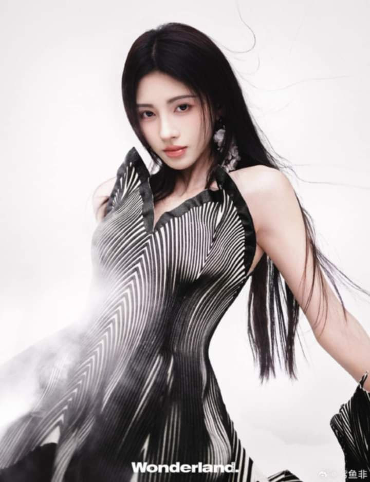 Số lượng tiêu thụ tạp chí của Cúc Tịnh Y vượt mốc 246.000 bản chỉ sau 1 ngày, thu về hơn 11 triệu tệ (khoảng 38,5 tỷ đồng).