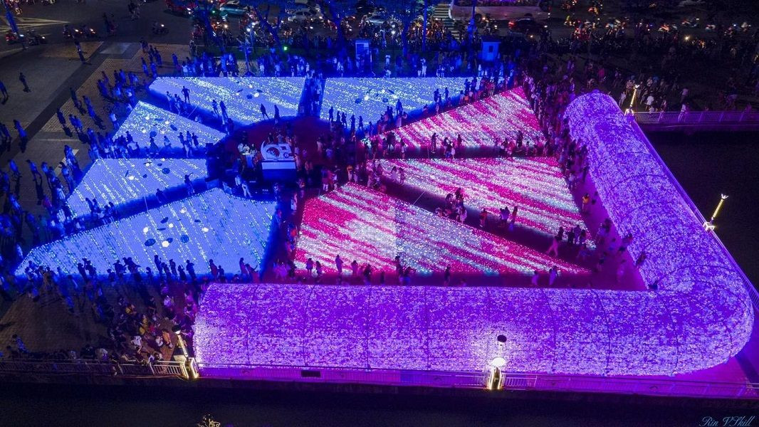 Ngay từ tối 13/7, đã có rất nhiều người dân và du khách đến đây check-in. - Ảnh: VSkill Rin