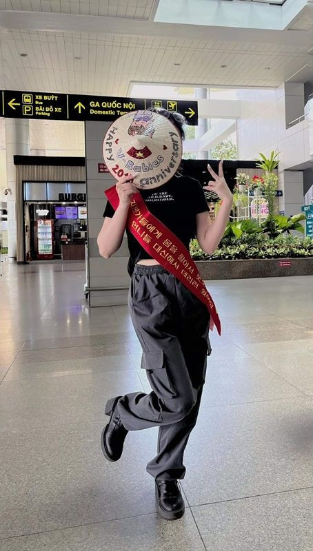 Một bạn fan cực cá tính với chiếc nón lá đáng yêu đại diện cho blog Dear our 2003. Team của các bạn không đến sân bay đón thần tượng được nên bạn fan này đã đại diện. Theo Dear our 2003, chiếc sash này chính là sự hiện diện của cả team (hoặc những ai không thể đến sân bay). Ảnh: Dear our 2003 Một bạn fan cực cá tính với chiếc nón lá đáng yêu đại diện cho blog Dear our 2003. Team của các bạn không đến sân bay đón thần tượng được nên bạn fan này đã đại diện. Theo Dear our 2003, chiếc sash này chính là sự hiện diện của cả team (hoặc những ai không thể đến sân bay). Ảnh: Dear our 2003