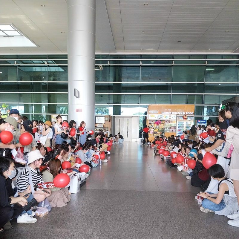 Các fan xếp thành 2 hàng ngay ngắn. Các bạn cầm banner, bóng đỏ trên tay và một tinh thần nhiệt huyết trong tim để đón thần tượng mà các bạn yêu quý. Ảnh: Nhật Trinh Các fan xếp thành 2 hàng ngay ngắn. Các bạn cầm banner, bóng đỏ trên tay và một tinh thần nhiệt huyết trong tim để đón thần tượng mà các bạn yêu quý. Ảnh: Nhật Trinh