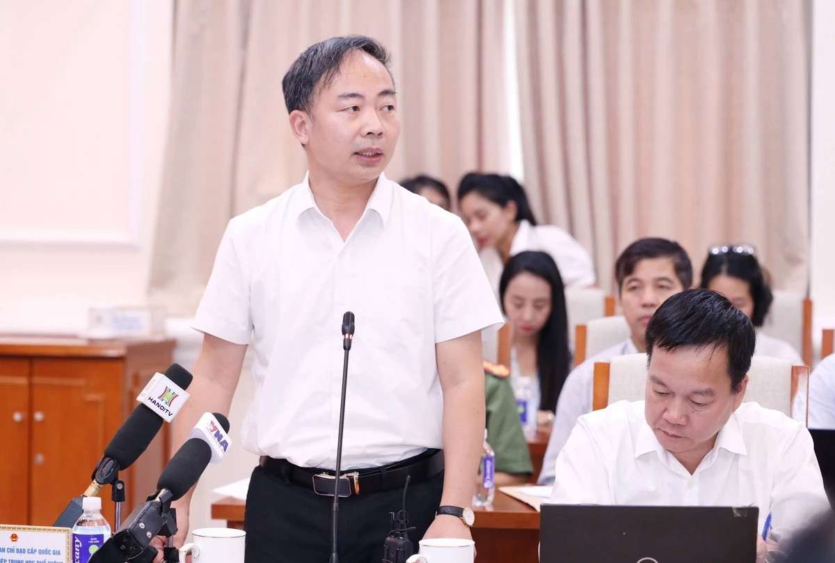 Ông Nguyễn Ngọc Hà trao đổi về các môn thi tốt nghiệp THPT năm 2025. Ảnh: Bộ GD&ĐT. Ông Nguyễn Ngọc Hà trao đổi về các môn thi tốt nghiệp THPT năm 2025. Ảnh: Bộ GD&ĐT.